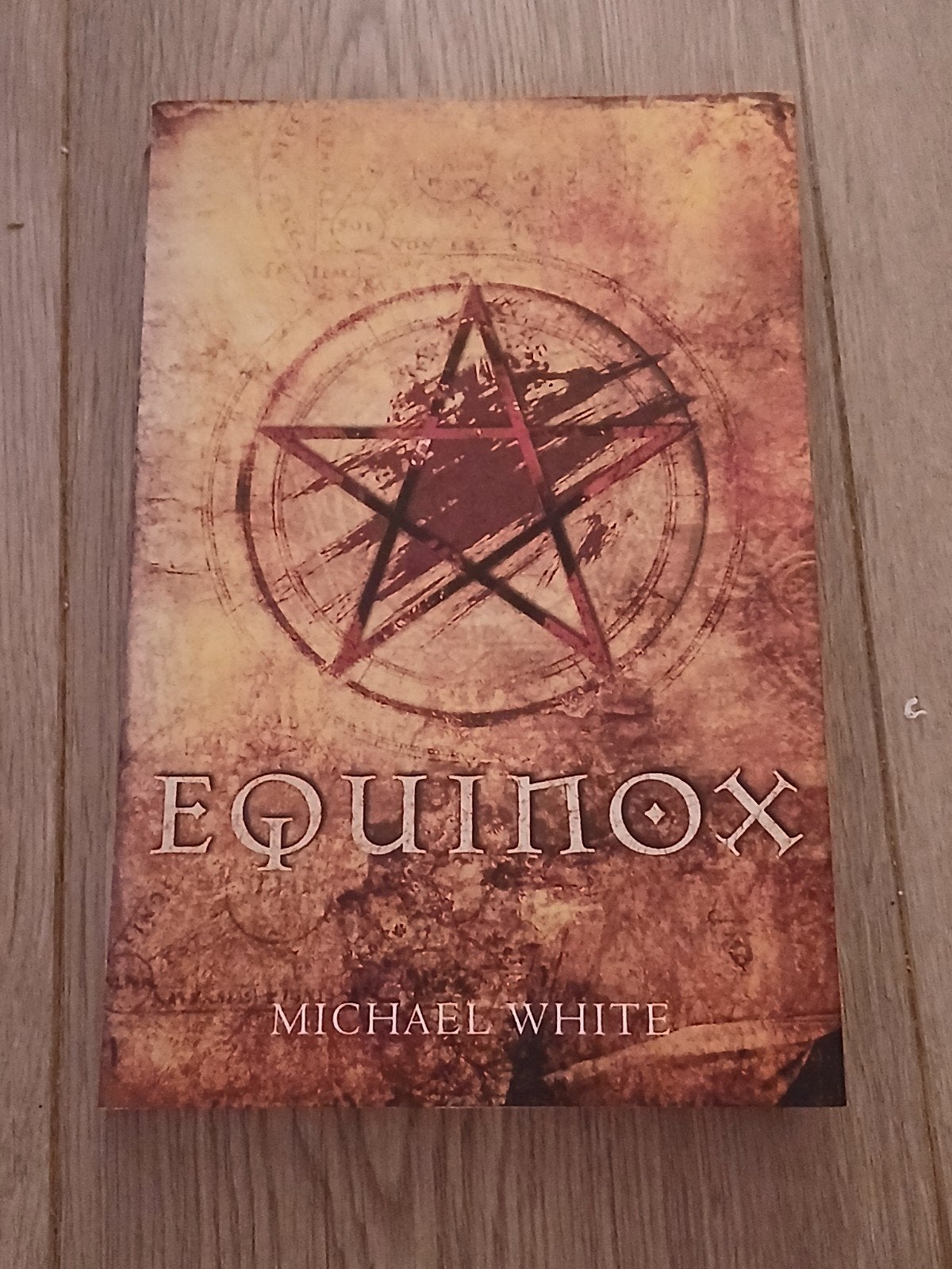 Michael White - Equinox, Boeken, Ophalen of Verzenden, Zo goed als nieuw, Michael White
