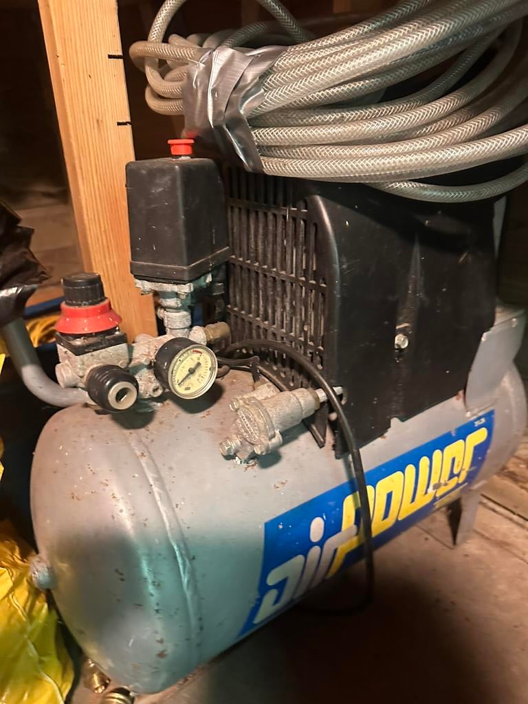Kinzo compressor met slang en zak met nietjes, Minder dan 25 liter, Ophalen, Zo goed als nieuw, Minder dan 200 liter/min