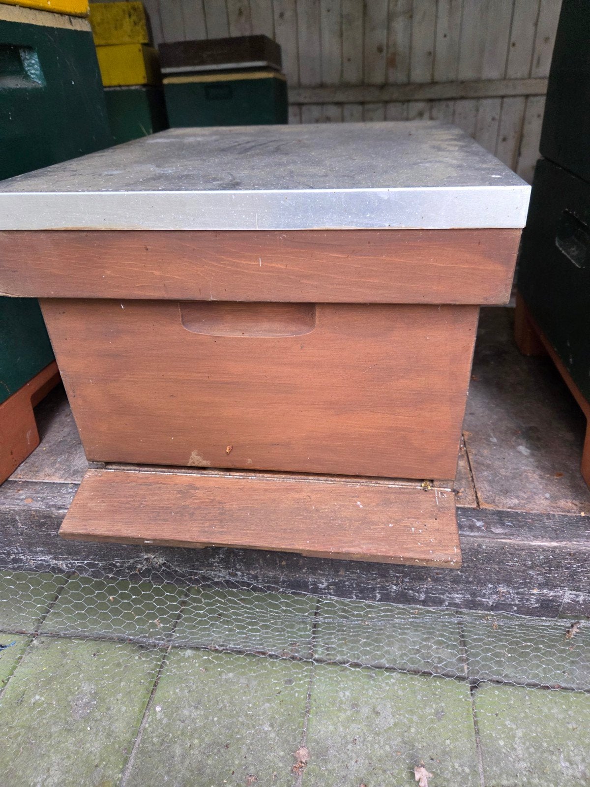 TE KOOP AANGEBODEN LANGSTROTH BIJENKAST., Bijen