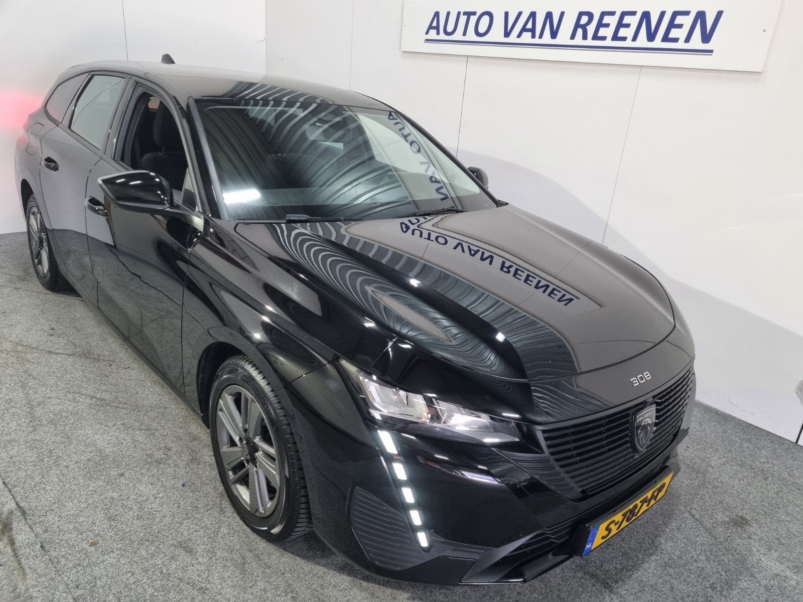 Peugeot 308 1.2 Puretech 130pk 2023 Zwart 1e eigenaar, Auto's, Voorwielaandrijving, 1250 kg, 680 kg, 1199 cc