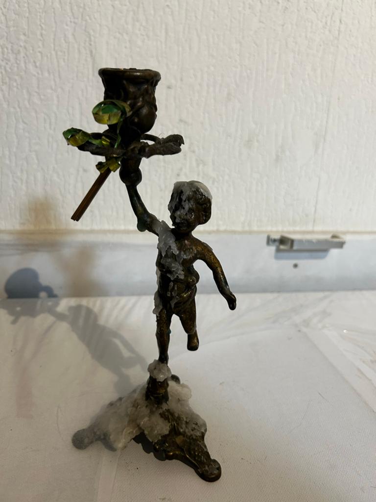 Antieke koperen kandelaar met cherubijn, Ophalen of Verzenden