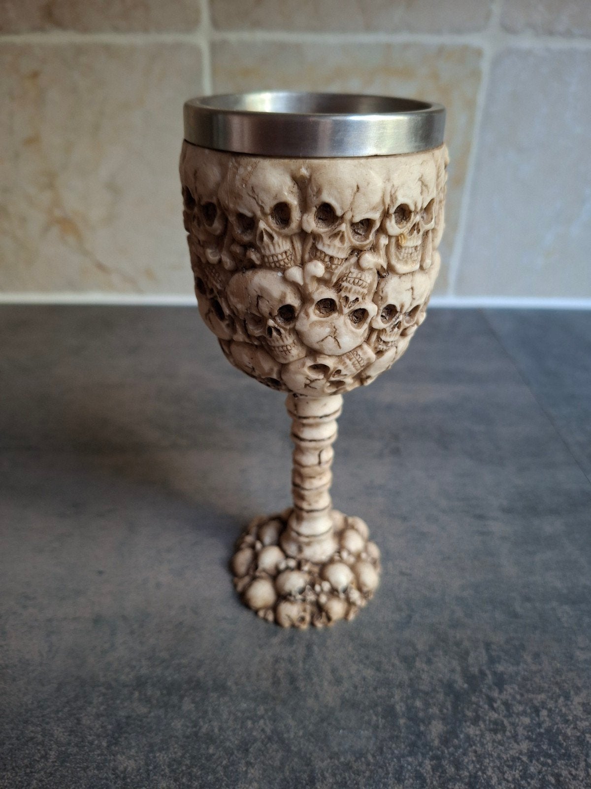 Beige wijnkelk met doodskoppen en ruggengraat. Skull., Glas of Glazen, Overige merken, Ophalen of Verzenden, Zo goed als nieuw