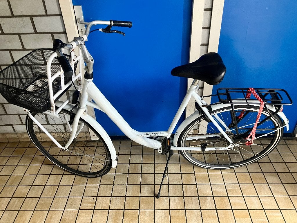 Witte damesfiets met mand, ringslot en verlichting, Fietsen en Brommers, Fietsen | Dames | Damesfietsen, Overige merken, Gebruikt
