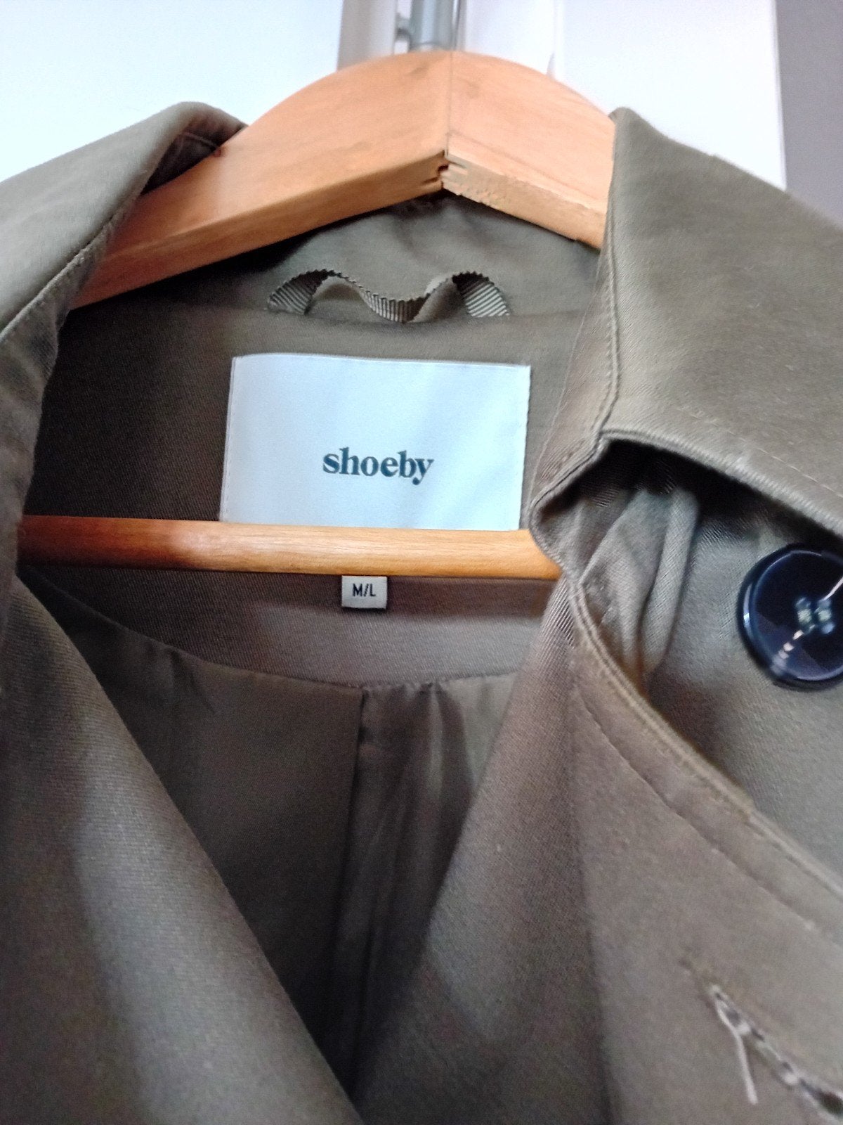 Prachtige nieuwe trenchcoat. Maat M/L kleur olijfgroen., Kleding | Dames, Maat 38/40 (M), Nieuw, Ophalen of Verzenden, Shoeby