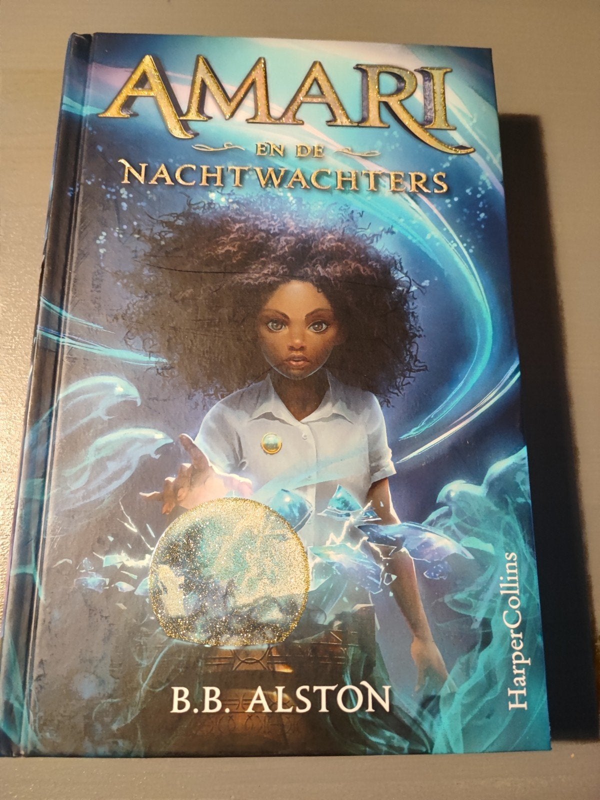 Nieuw jeugdboek:Amari en de Nachtwachters van B.B.Alston, Ophalen of Verzenden, Nieuw, B.B.Alston