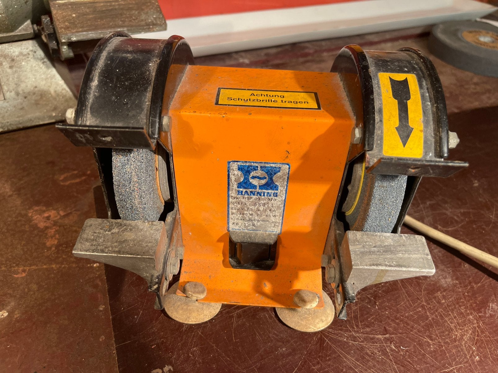 Hanning slijpmachine met 2 steuntjes - 15€, Ophalen, Minder dan 700 watt, Werkbankslijpmachine