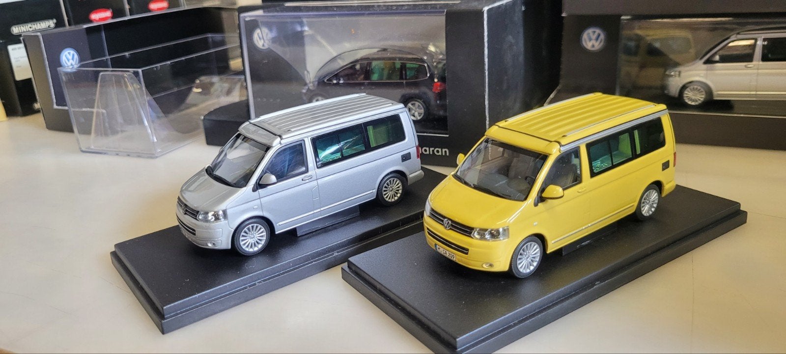 Minichamps VW T5 California zilver en geel, Ophalen of Verzenden, Nieuw, Auto, MiniChamps