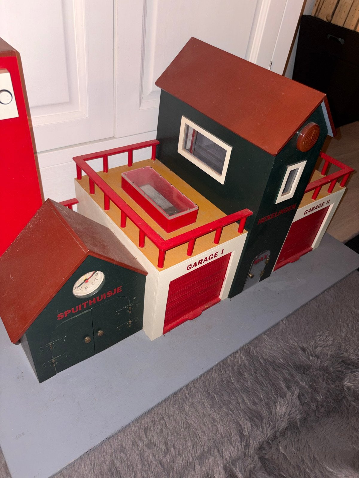 Vintage Houten Garage met Spuithuisje -Handgemaakt Speelgoed, Kinderen en Baby's, Ophalen, Gebruikt, Jongen of Meisje