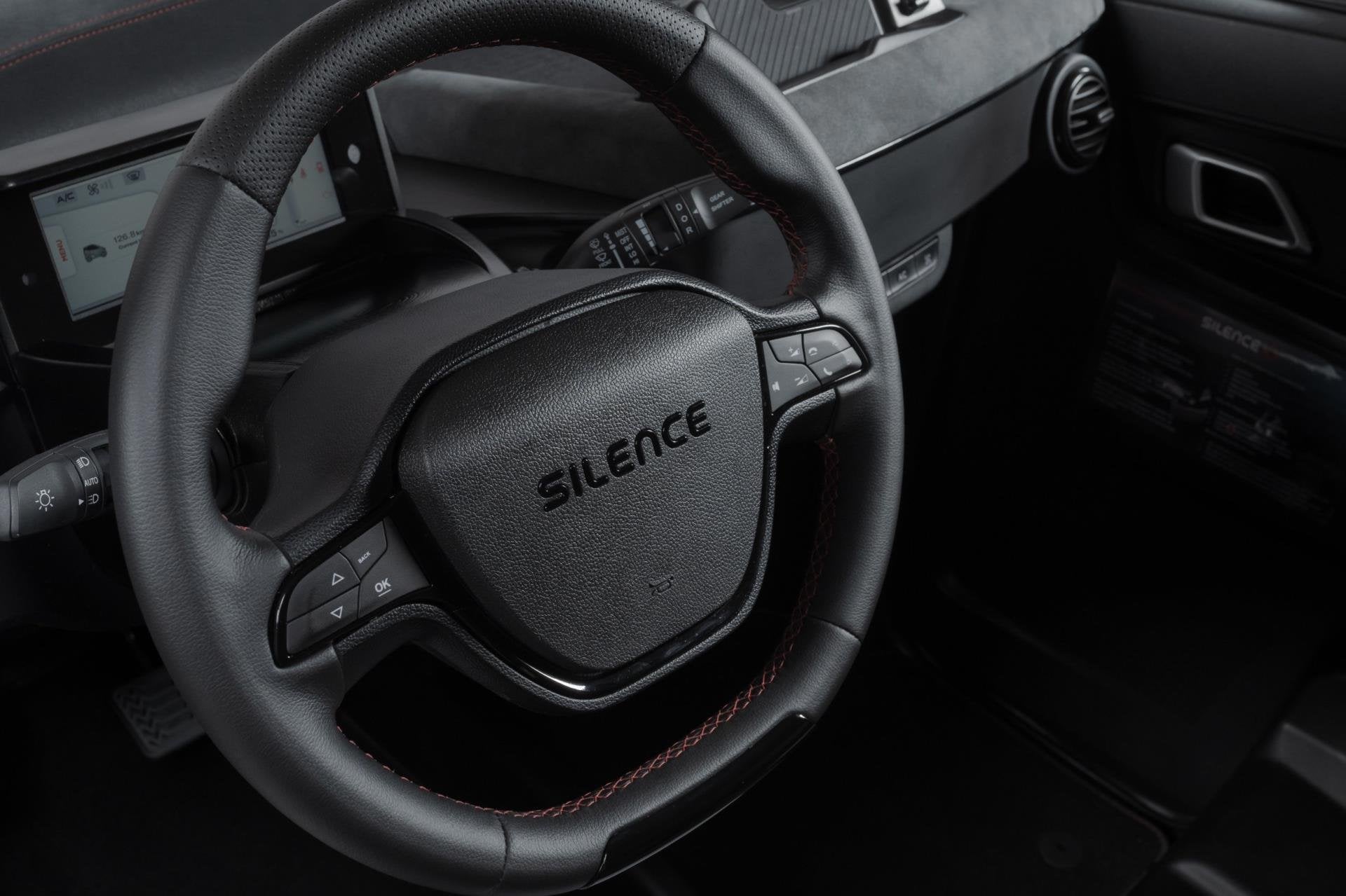 Silence S04 - 90KM/U - AIRCO - BLUETOOTH, Auto's, Overige Auto's, Automaat, Achterwielaandrijving, Gebruikt, Zwart