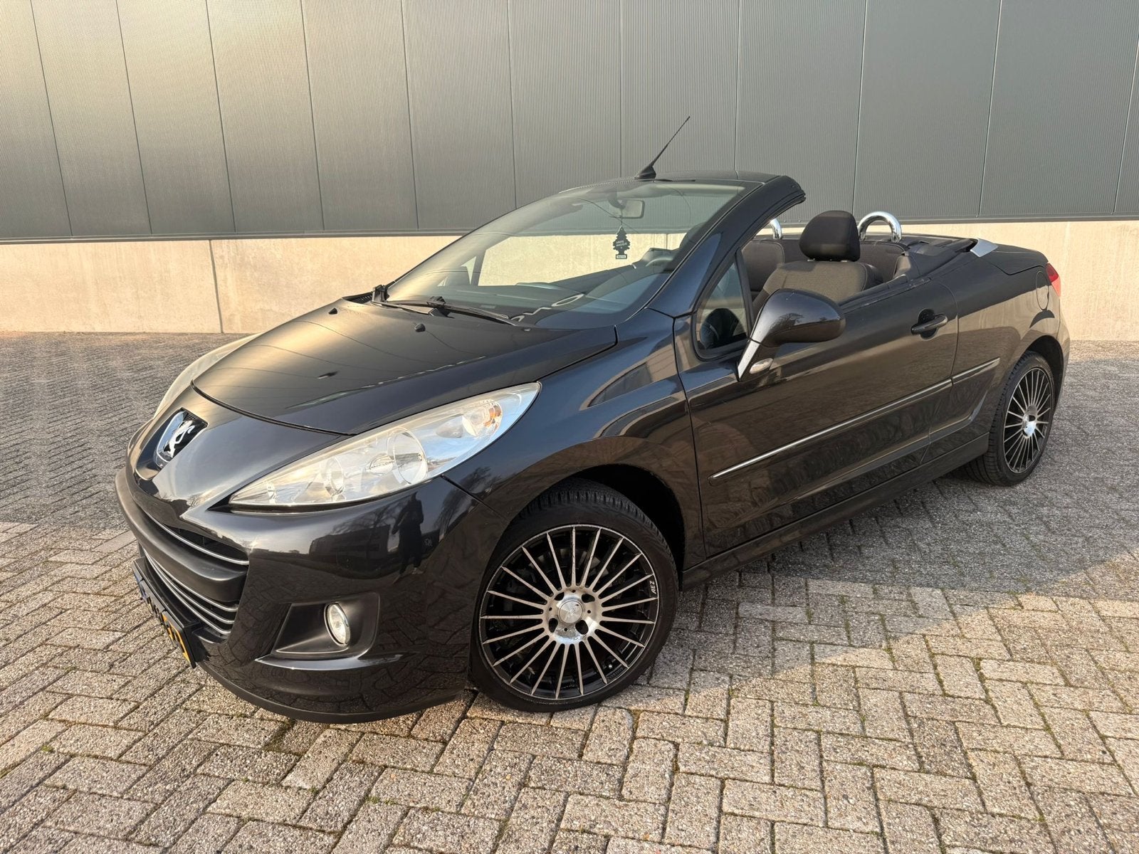 Peugeot 207cc 1.6 VTI 2011 Zwart nieuwe APK Nieuwe Riem, Auto's, Peugeot, 15 km/l, Zwart, Cabriolet, 4 stoelen