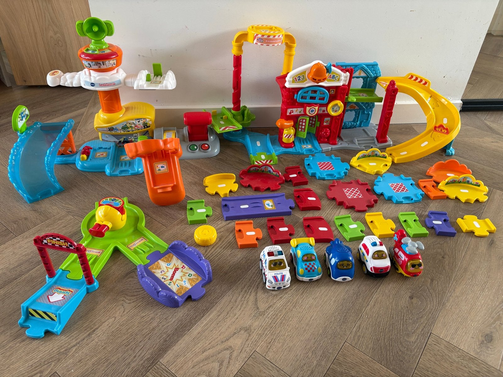 VTech Toet Toet Auto's Mega Set: Luchthaven, Brandweerkazern, Ophalen, Gebruikt