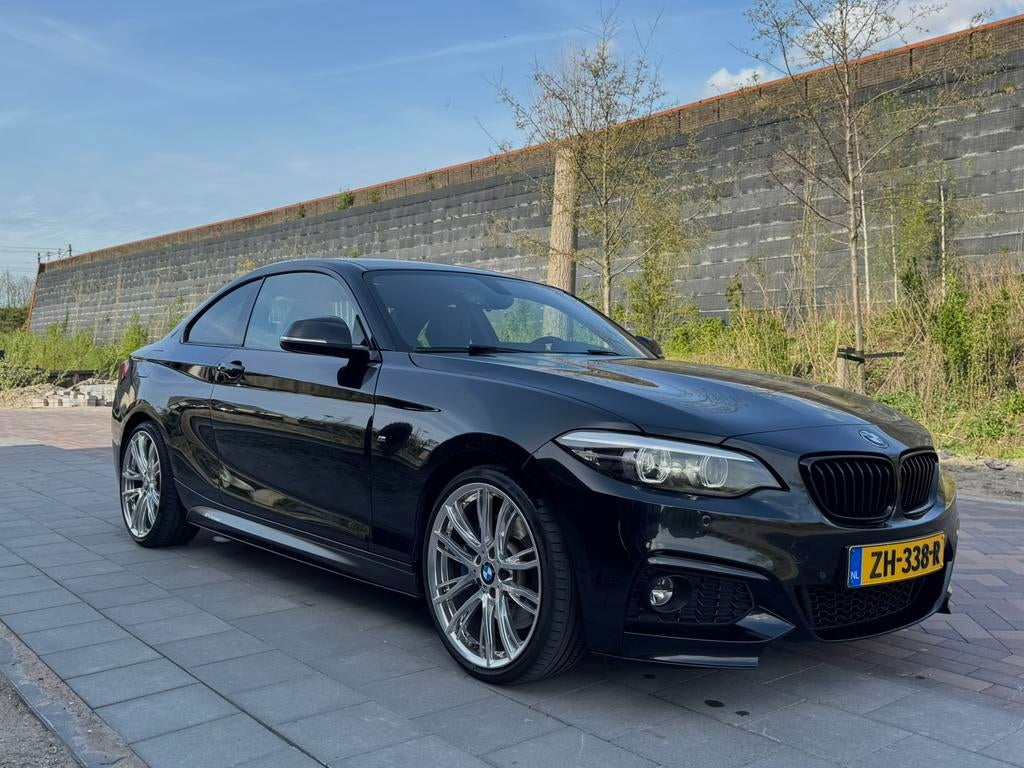 BMW 2-Serie 220i M-Performance 2019 NL Auto Alcantara 19”, 1998 cc, 4 cilinders, 4 stoelen, Zwart