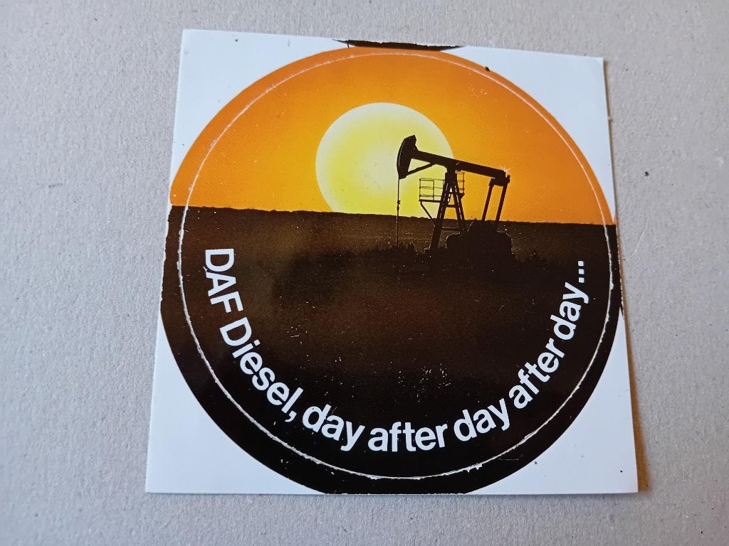 Daf diesel sticker met jaknikker day after day..  9cm, Ophalen of Verzenden, Zo goed als nieuw, Bedrijf of Vereniging