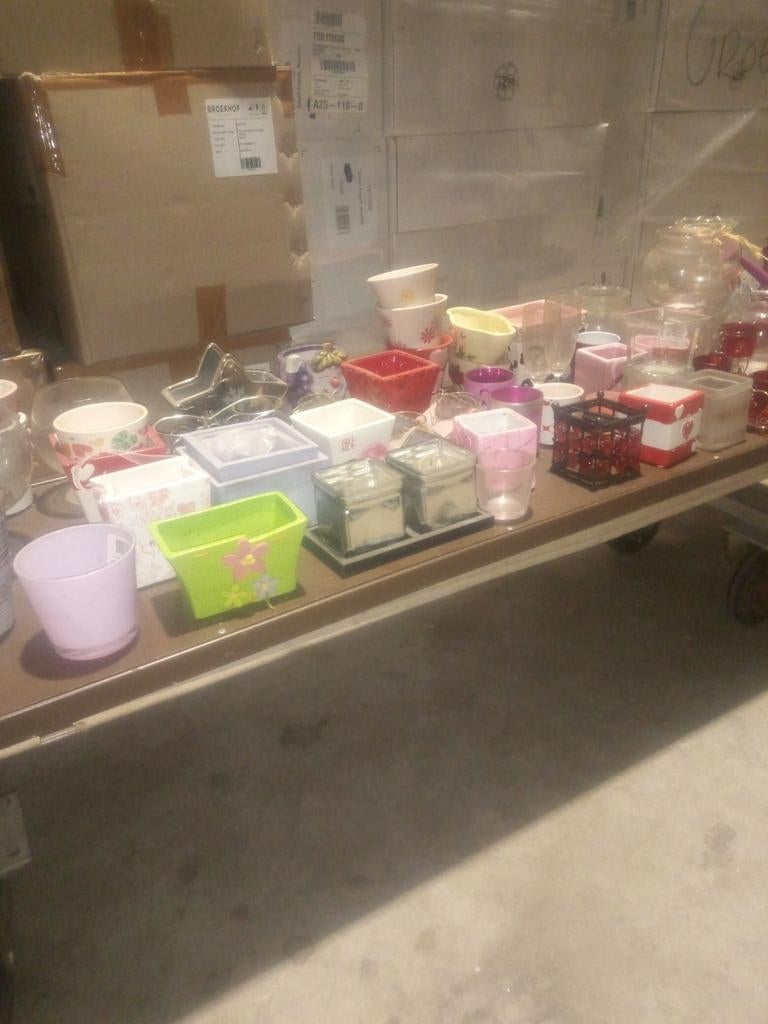 Bloempotjes, glazen vazen, zinken bakjes en gietertjes, Ophalen