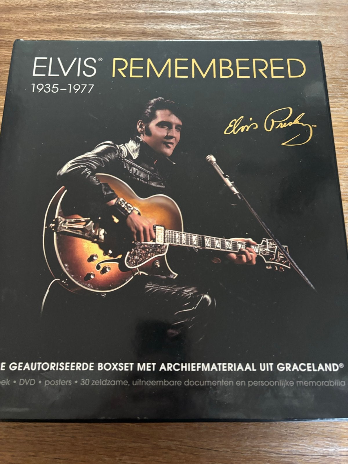 Elvis Remembered 1935-1977 Boxset met DVD en memorabilia, Ophalen of Verzenden, Zo goed als nieuw, Inclusief boekje, Boxset