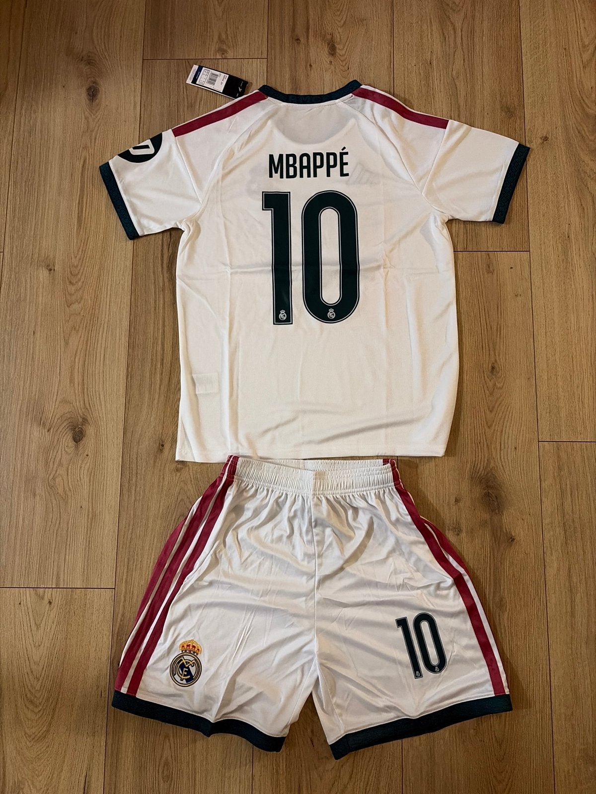 Real Madrid Mbappé Thuisshirt en Broekje - 2x maat M, Maat M, Verzenden, Nieuw, Set