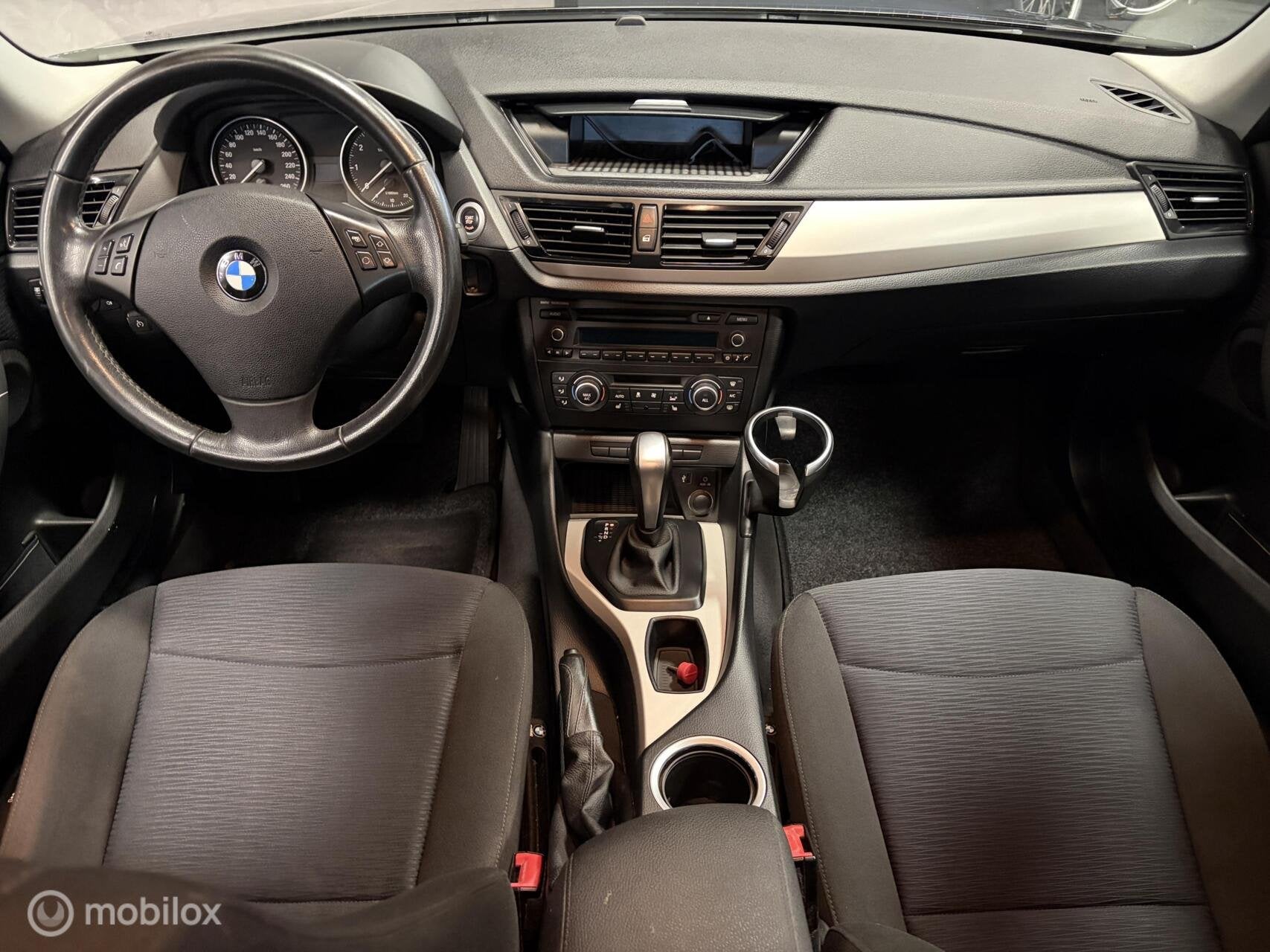 BMW X1 sDrive18i AUTOMAAT / CLIMA / CRUISE / STOELVERW / TR., Achterwielaandrijving, 4 cilinders, 150 pk, Zwart