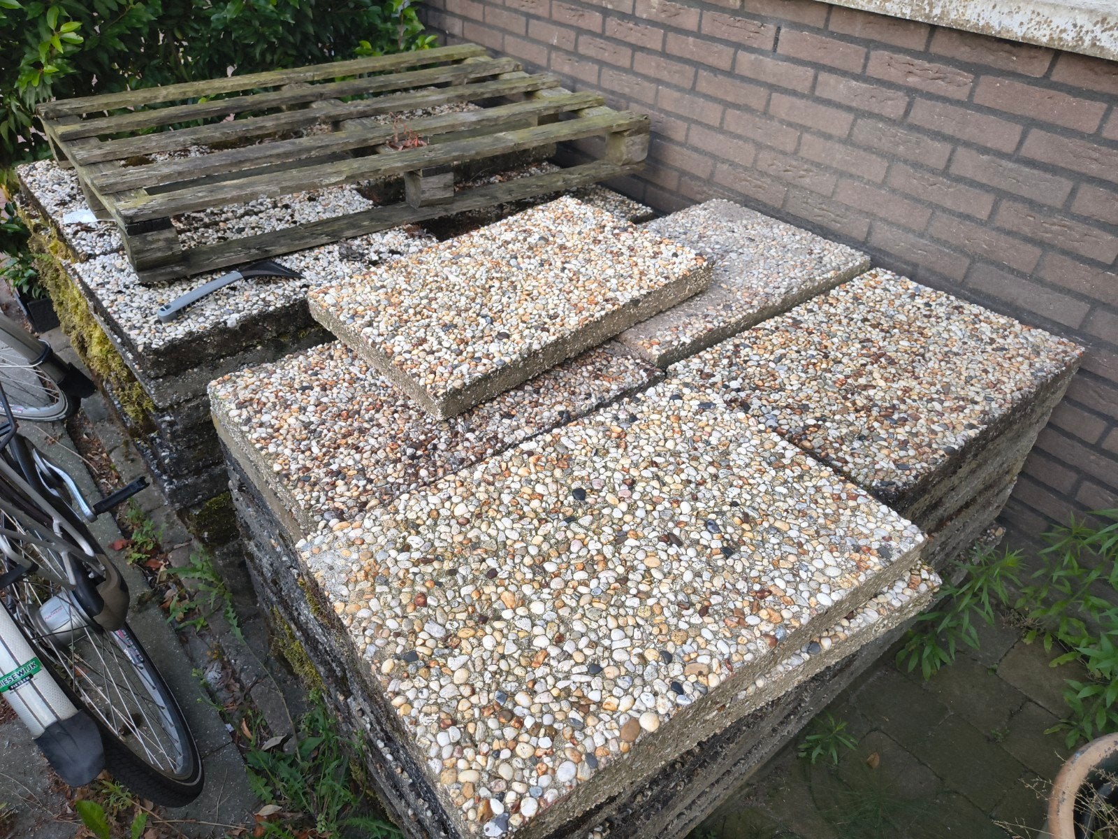 81 gratis terrastegels 60x40 op pallets, Tuin en Terras, Tegels en Klinkers, Ophalen