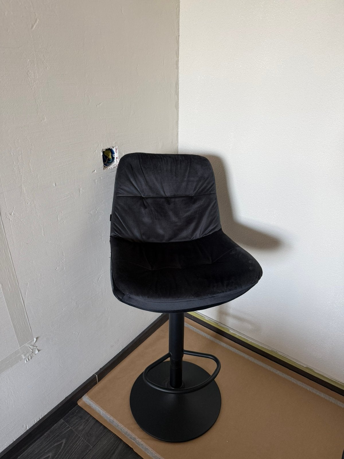 Barkruk zwart fluweel, Huis en Inrichting, Barkrukken, Ophalen, Kunststof, 60 tot 90 cm, Zo goed als nieuw