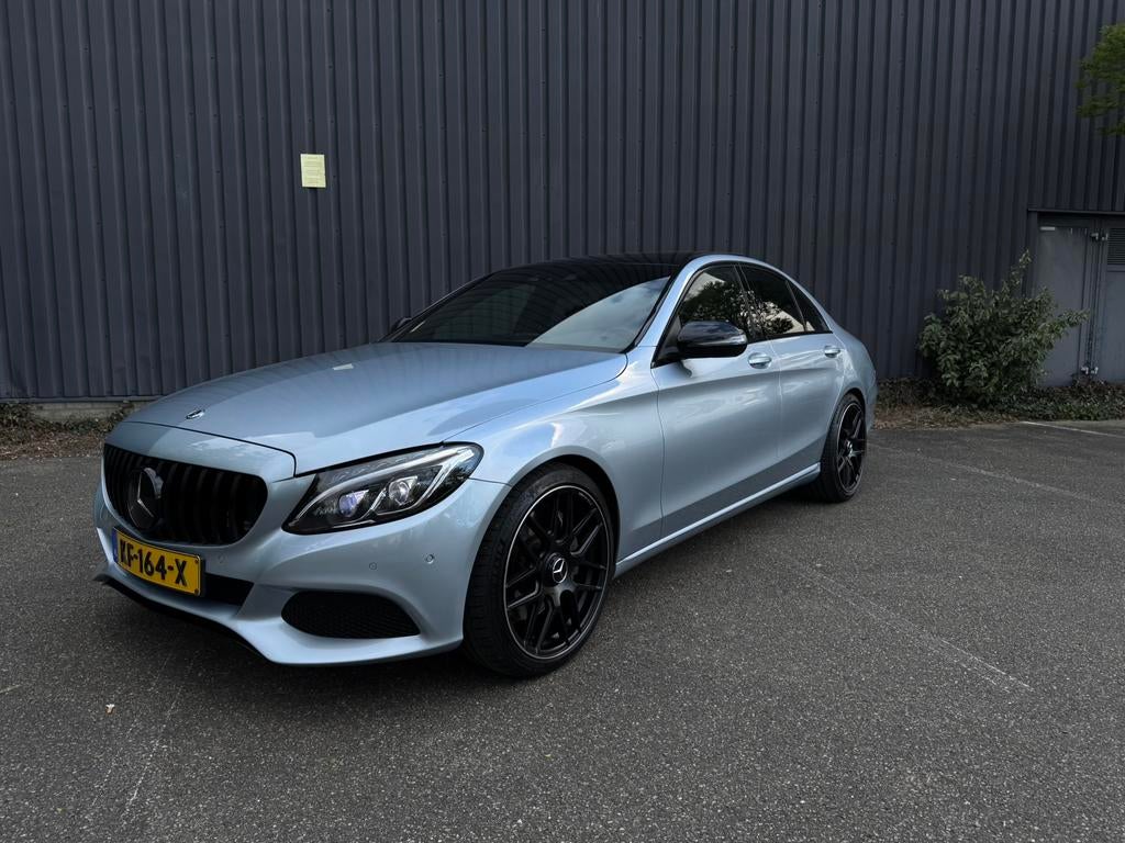 Mercedes-Benz C-Klasse C350e/Pano/Burmester/AMG/luchtvering, Automaat, Achterwielaandrijving, Zwart, 1600 kg