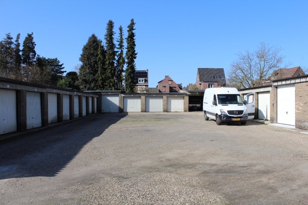 Te Huur: Garagebox opslag loods Geleen parklaan 7, Opslag of Loods
