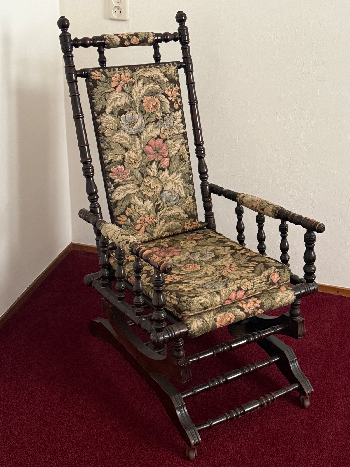 Antieke schommelstoel met bloemenpatroon, Ophalen