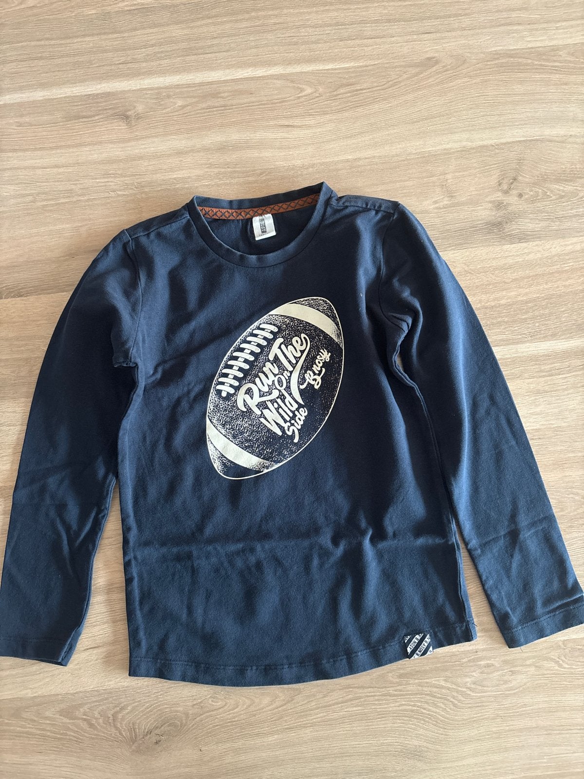 Donkerblauw T-shirt met lange mouwen en rugbybalprint, Ophalen of Verzenden, Gebruikt, Jongen, Shirt of Longsleeve