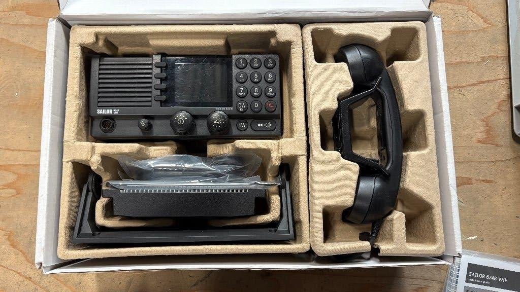 SAILOR 6248 VHF Marifoon - Nieuw in doos, Ophalen, Nieuw, 15 km of meer, Portofoon of Walkie-talkie