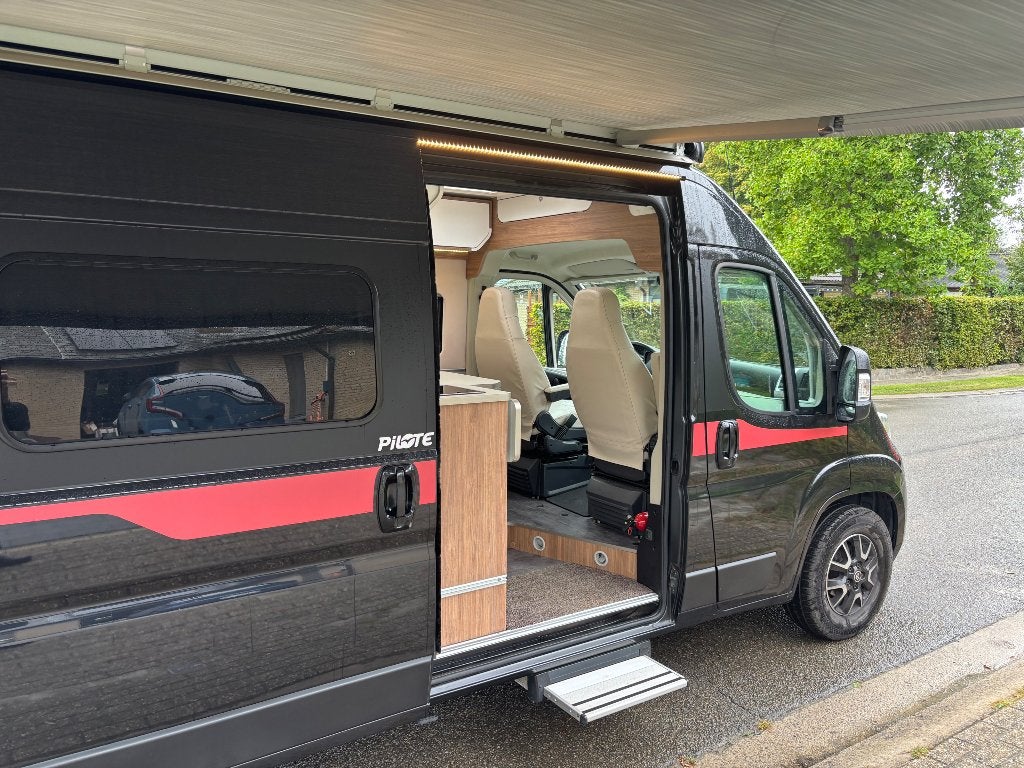 Foto 13 van Zeer nette Pilote V600G buscamper met 3 slaapplaatsen