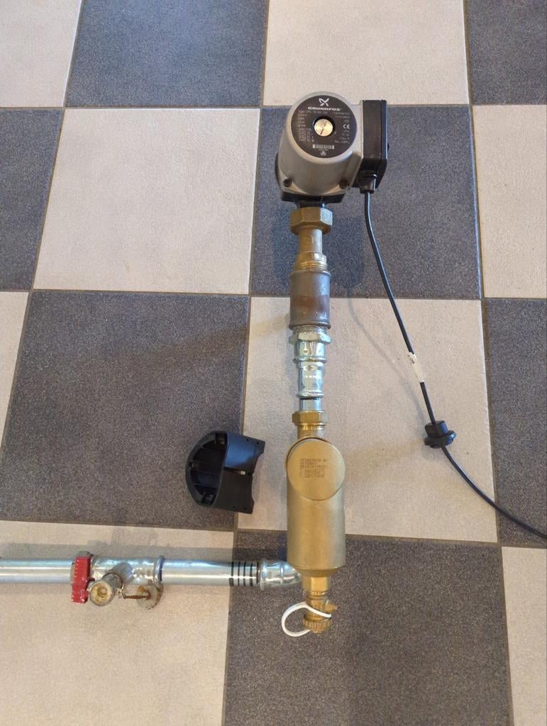 Grundfos circulatiepomp met Spirotech vuilafscheider, Ophalen, Gebruikt
