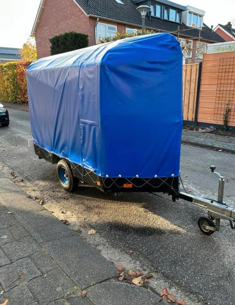 Compacte aanhanger met blauw dekzeil huifaanhanger, Ophalen, Gebruikt