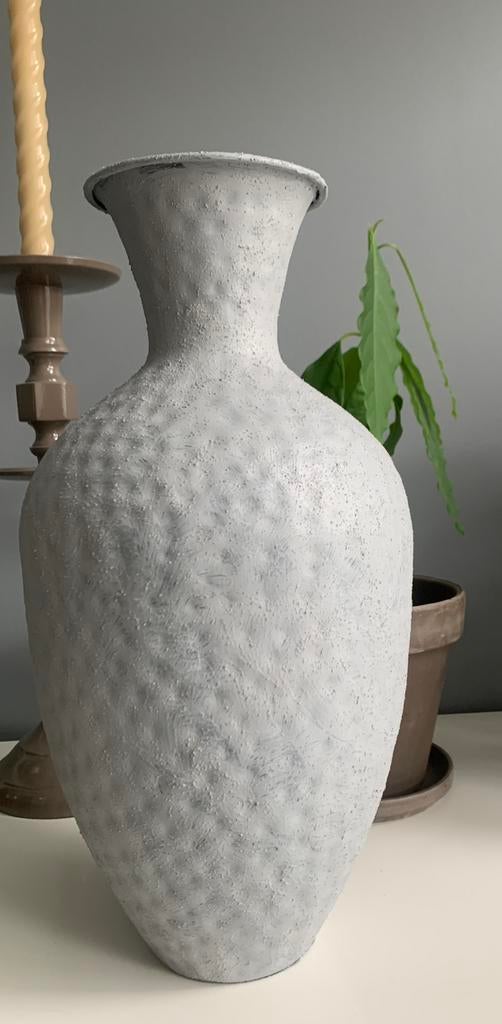 Vaas beton look metaal grijs en meer accesoires, Huis en Inrichting, Woonaccessoires | Vazen, Zo goed als nieuw, Overige kleuren
