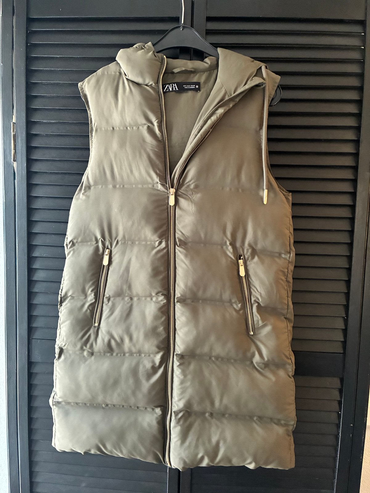 Zara kaki gewatteerde bodywarmer met capuchon - Maat S, Kleding | Dames, Ophalen of Verzenden, Zo goed als nieuw, Maat 36 (S)