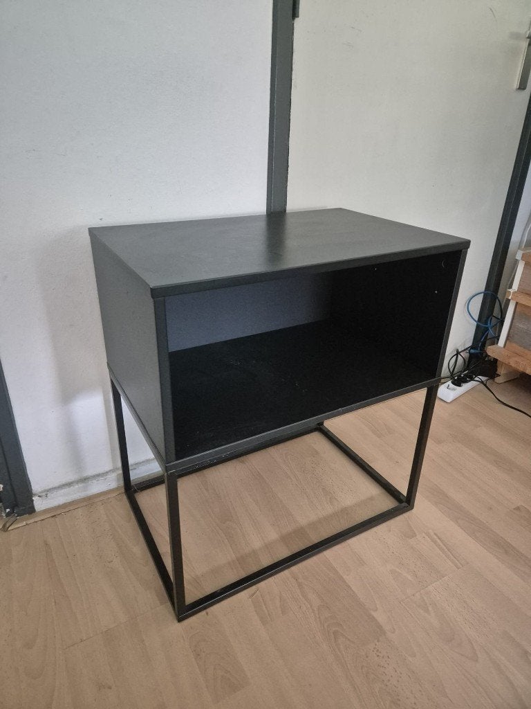 Zwarte kast met metalen onderstel, Ophalen, Zo goed als nieuw