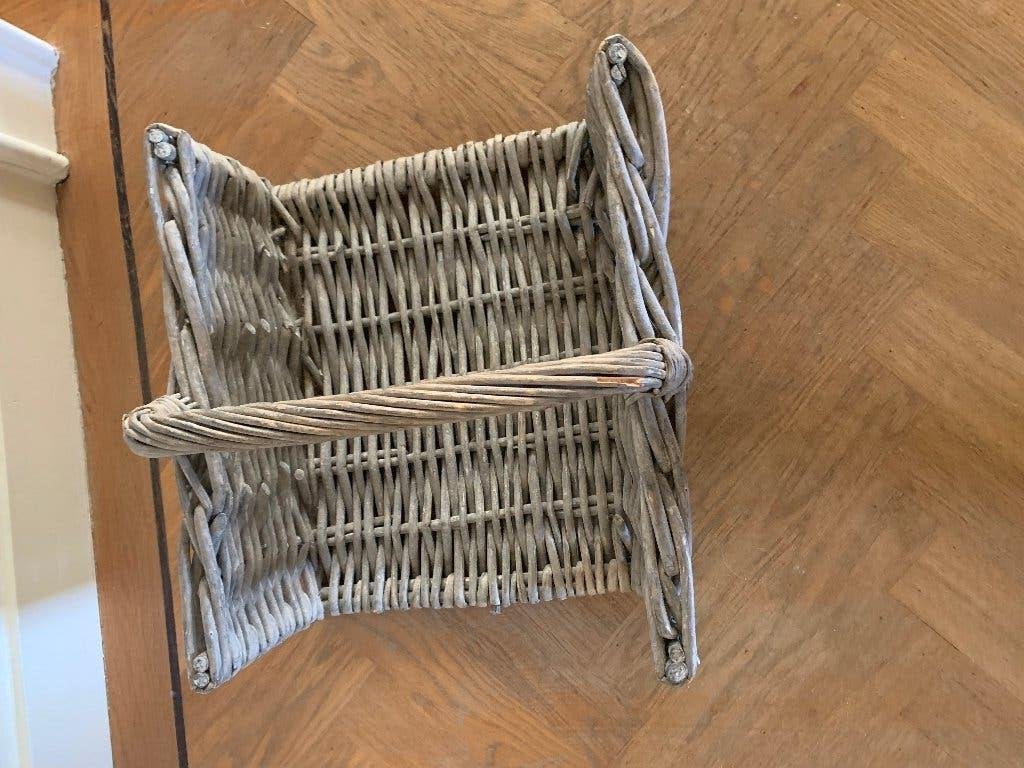 Rotan vergrijsde lectuurmand vintage, Huis en Inrichting, Met handvat, Lectuurbak, Ophalen of Verzenden, Zo goed als nieuw