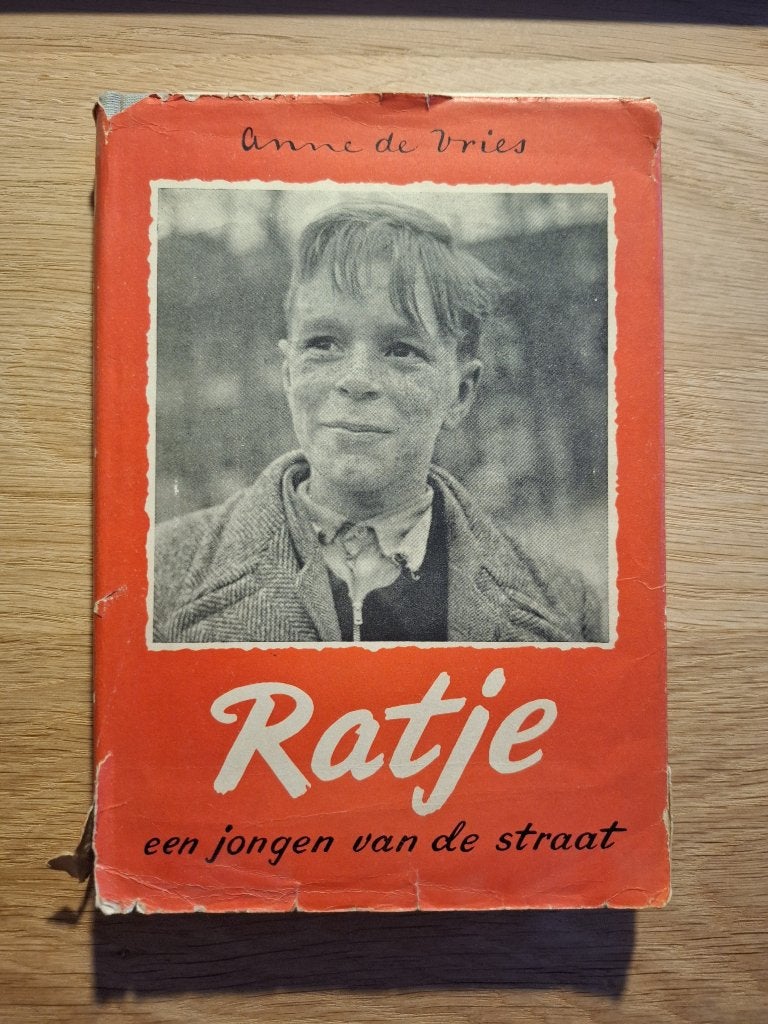 Ratje - een jongen van de straat, Boeken, Gelezen, Ophalen of Verzenden, Anne de Vries en A.M. Koppejan, Fictie algemeen