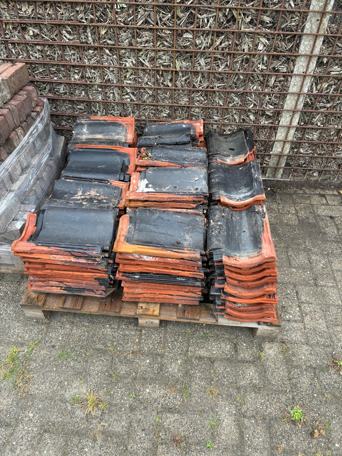 Gebruikte dakpannen, rood met zwarte bovenzijde, Doe-het-zelf en Verbouw, Dakpannen en Dakbedekking, Ophalen, Gebruikt, Steen of Klei