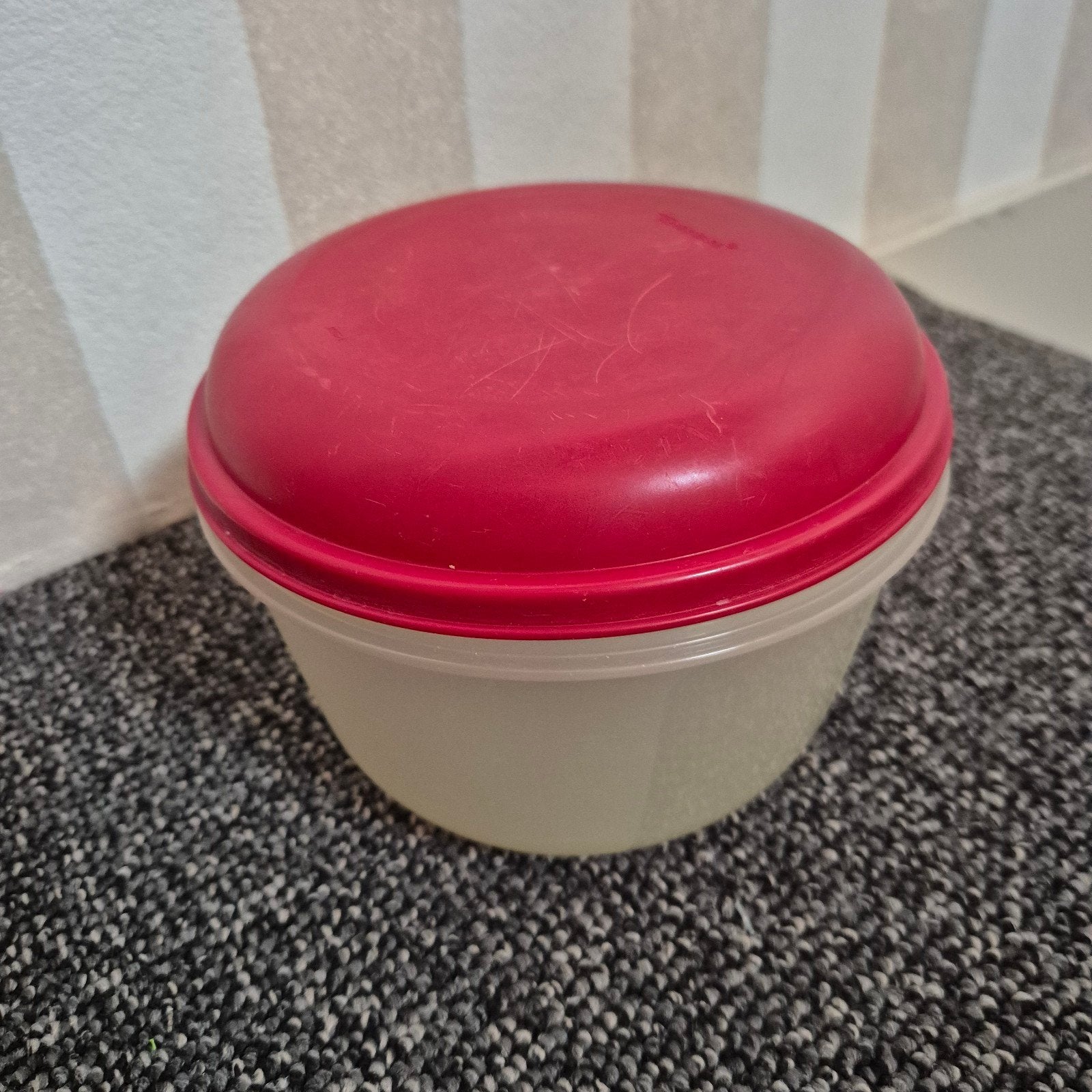 🥗 Tupperware slabol met rood deksel - 2 liter, Huis en Inrichting, Gebruikt, Bewaardoos, Ophalen of Verzenden, Met deksel
