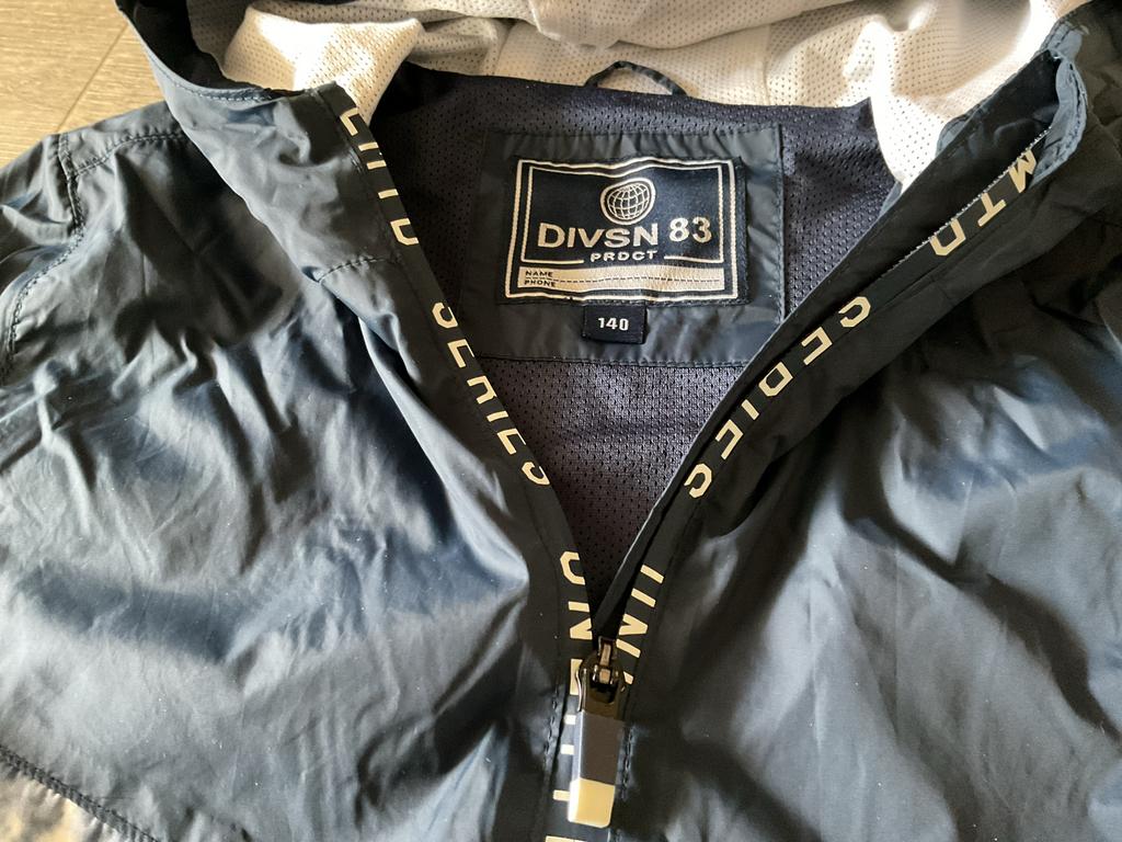 DIVSN 83 Windjack Maat 140 - Blauw/Wit Tie-Dye Patroon, Kleding | Heren, Bodywarmers, Ophalen of Verzenden, Zo goed als nieuw
