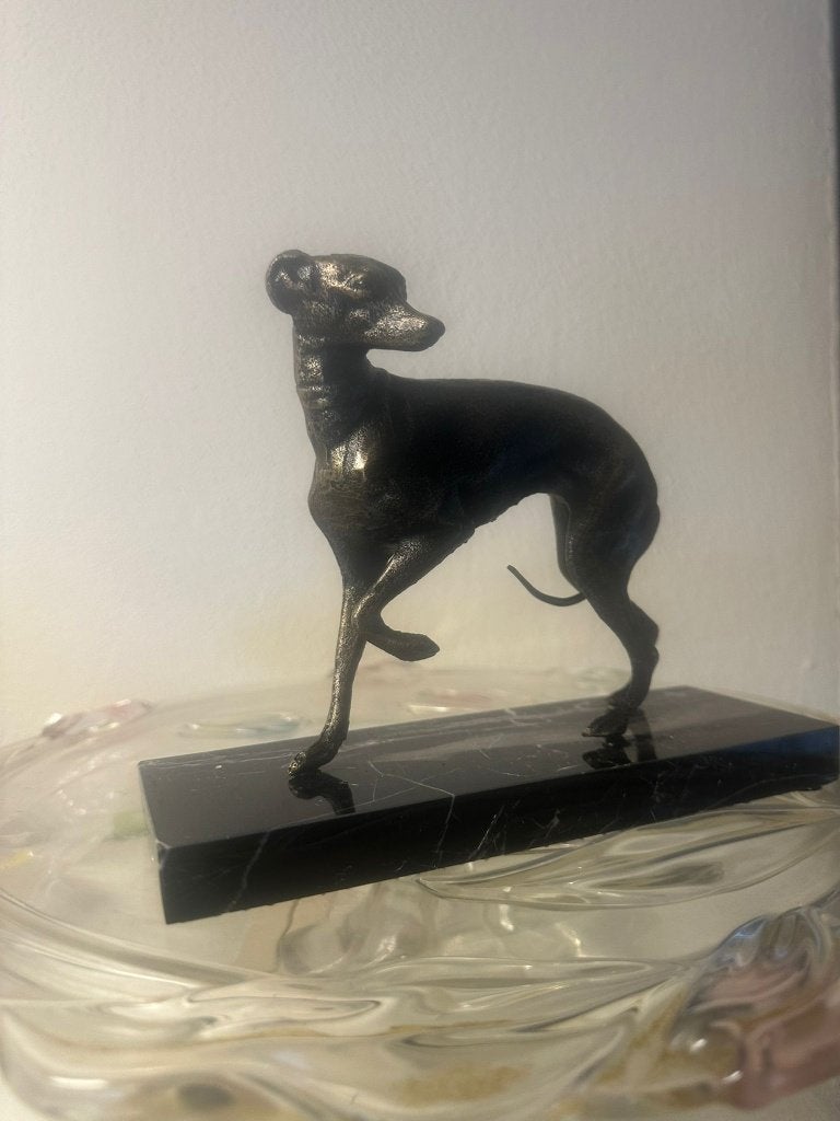 windhond windhondje whippet beeld op marmer, Antiek en Kunst, Ophalen of Verzenden