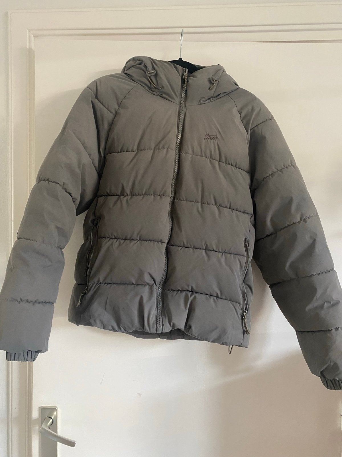 Winterjas pull & bear XS met Capuchon, Kleding | Heren, Ophalen of Verzenden, Gedragen, Maat 46 (S) of kleiner, Grijs