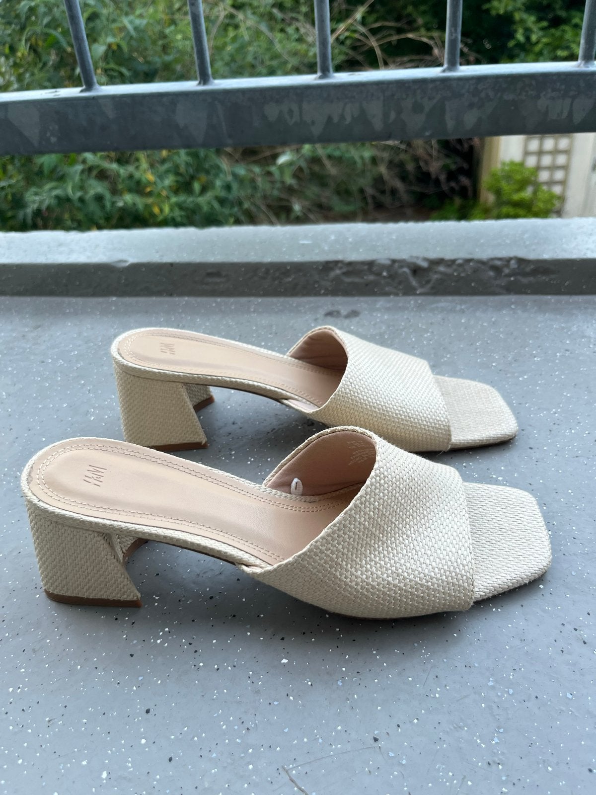 H&M Beige Muiltjes met Blokhak, Kleding | Dames, Schoenen, Zo goed als nieuw, Sandalen of Muiltjes, Beige, Verzenden