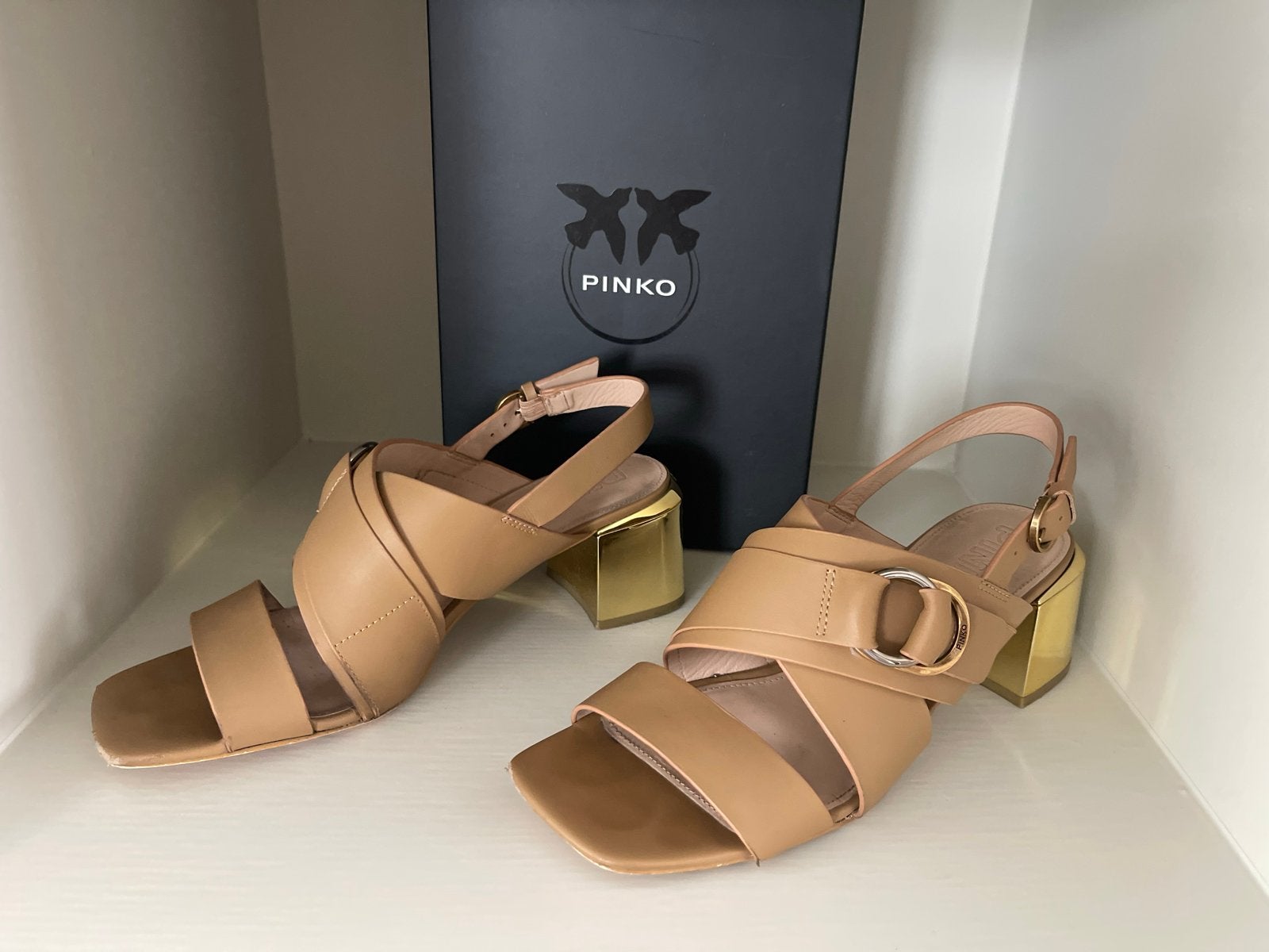 Pinko sandalen met gouden hakken, maat 40, Beige, Gedragen, Sandalen of Muiltjes, Ophalen of Verzenden