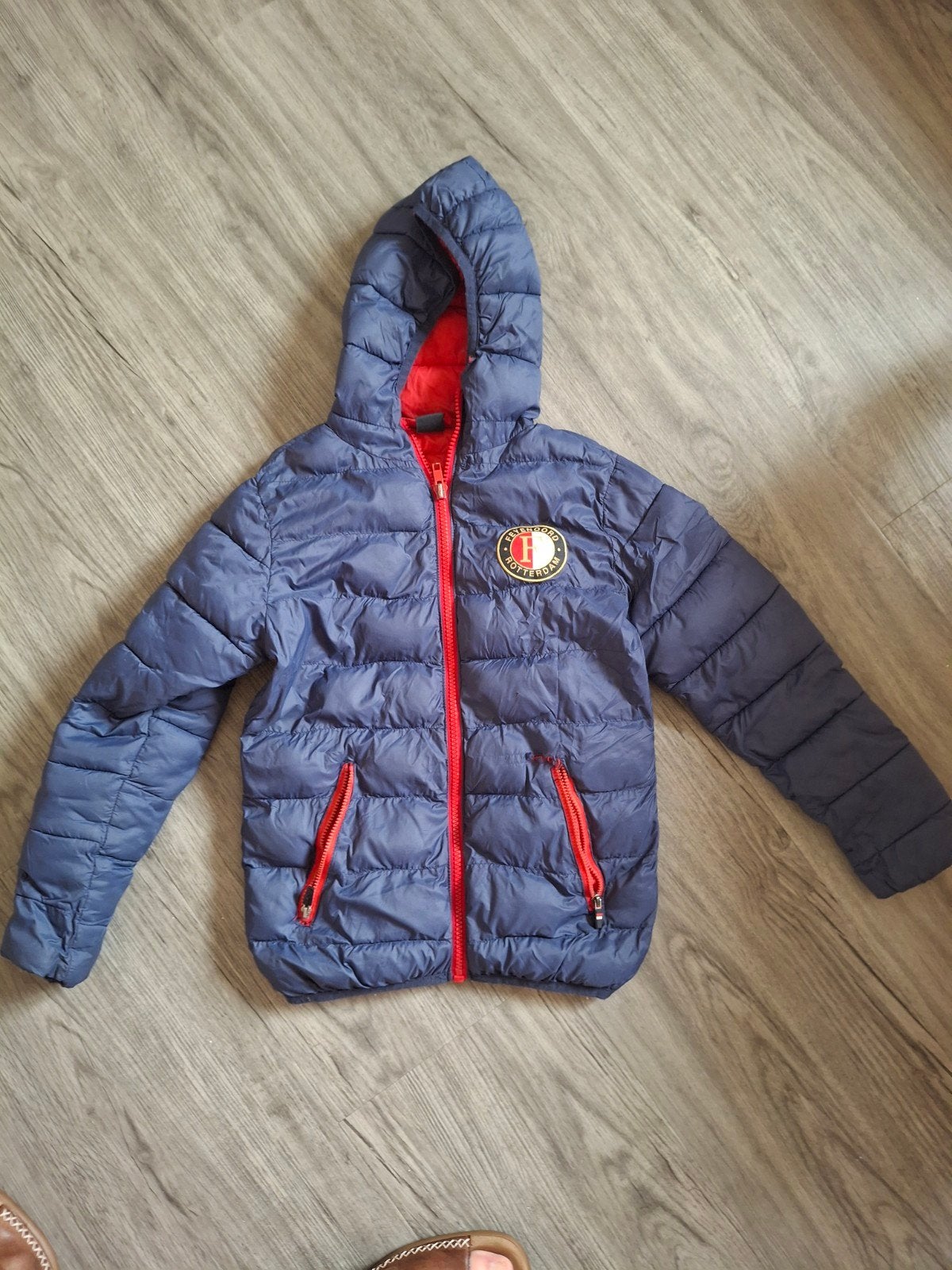 Feyenoord tussenjas 122-128, Kinderen en Baby's, Kinderkleding | Maat 104, Ophalen of Verzenden, Jongen, Jas