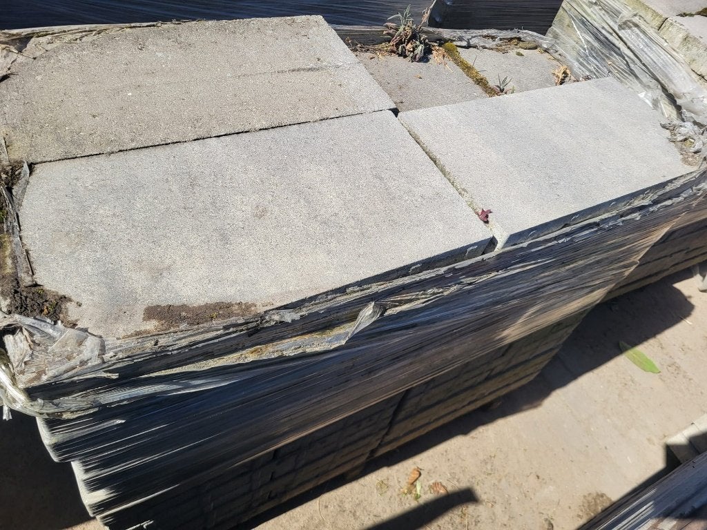63m2 gebruikte betontegels 60x30x6cm grijs zwart, Ophalen, Gebruikt, 10 m² of meer, Beton
