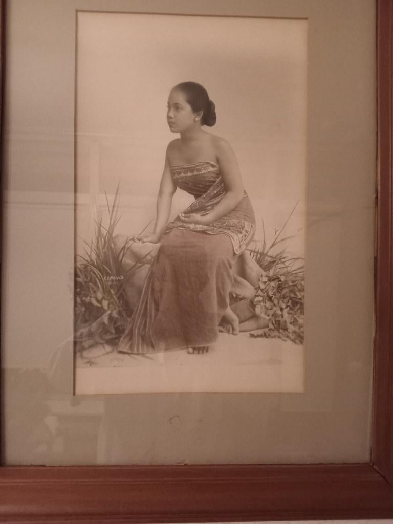 Antieke foto Javaanse vrouw, ingelijst, ca. 1870-1918, Ophalen of Verzenden