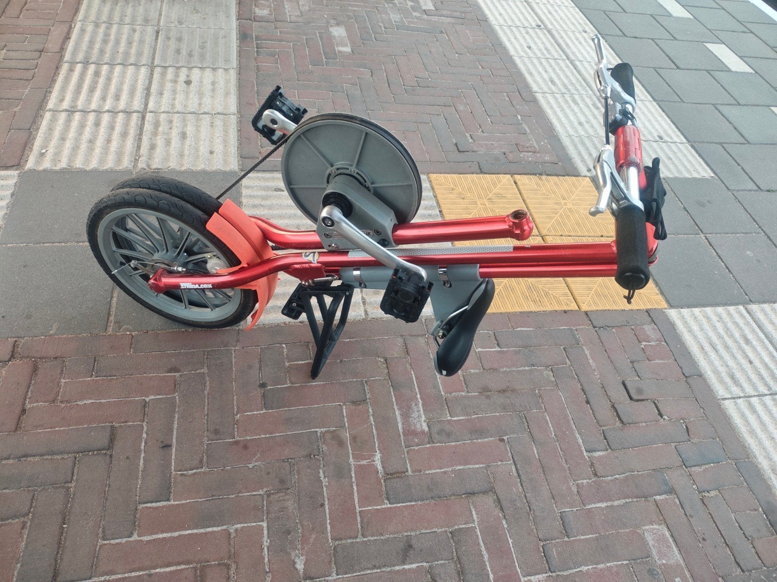 Strida opvouwbare fiets - Rood, compact en lichtgewicht, Gebruikt, 16 tot 18 inch, Deels opvouwbaar, Schijfrem