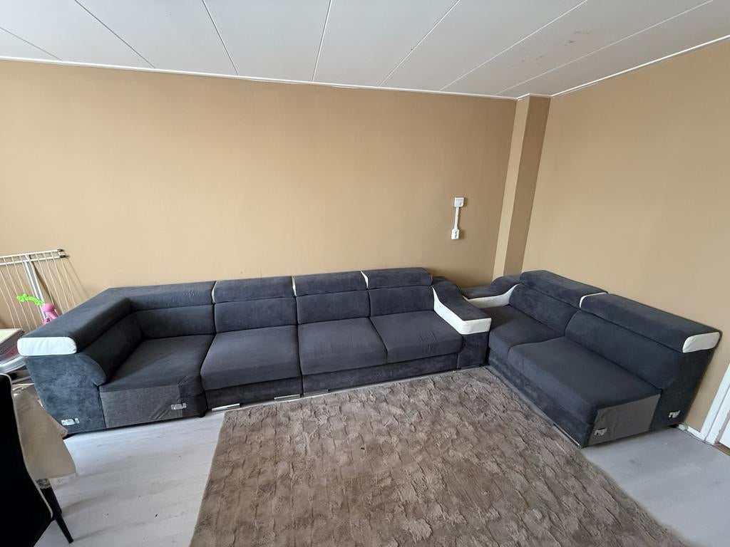 Grote hoekbank, donkergrijs met witte accenten, Huis en Inrichting, Banken | Bankstellen, Gebruikt, 100 tot 125 cm, Hoekbank, 300 cm of meer