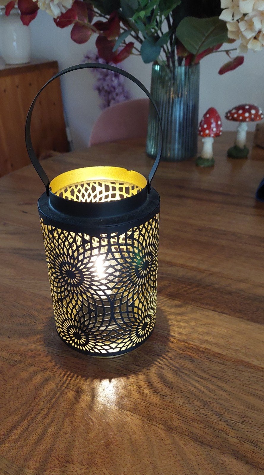 Zwart metalen lantaarn met gouden binnenkant, Lantaarn, Zwart, Ophalen of Verzenden, Zo goed als nieuw