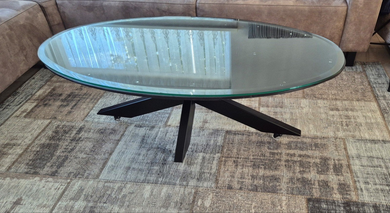 Ovale glazen salontafel met metalen onderstel 130x70, Ophalen of Verzenden, Gebruikt, Ovaal, Glas